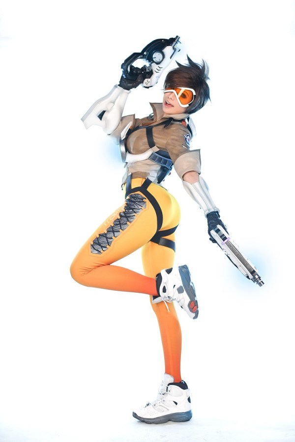Quelle: http://2p.com/41985971_1/Tashas-Overwatch-Tracer-Cosplay-Features-the-Controversial-Sexualized-Pose-by-Aaron.htm