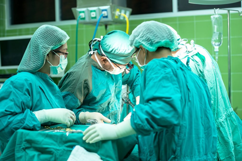Chirurg-operieren
