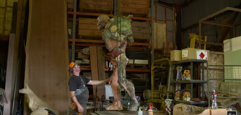 Doom: Zur Feier des Launchs: Revenant-Skulptur mit Kettensäge „geschnitzt“