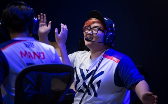 Ovewatch League New York Excelsior Pine and Mano high five