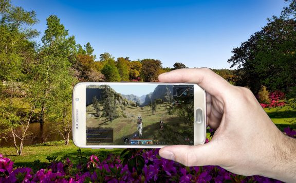 Bless Online im Garten auf dem Handy