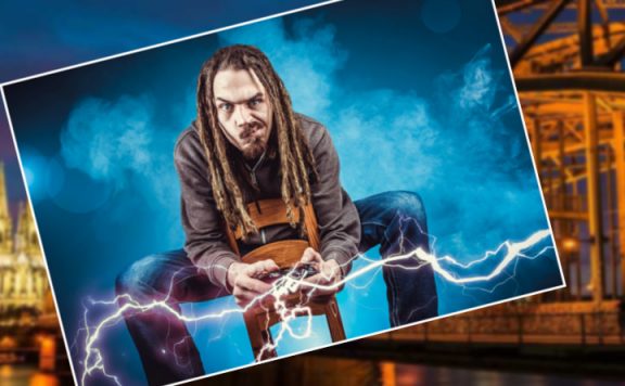 eSport Gamer zockt vor Kölner Hintergrund titel