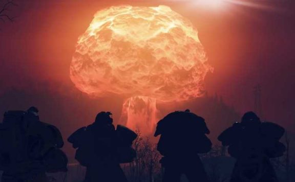 Fallout 76 vier Powerrüstungen stehen vor einer Atombombe Titel