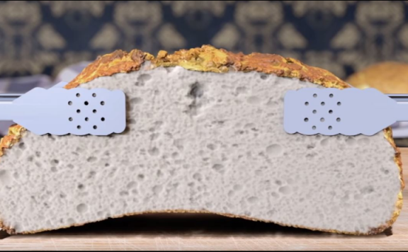 Brechendes Brot mit schwarzem Hintergrund