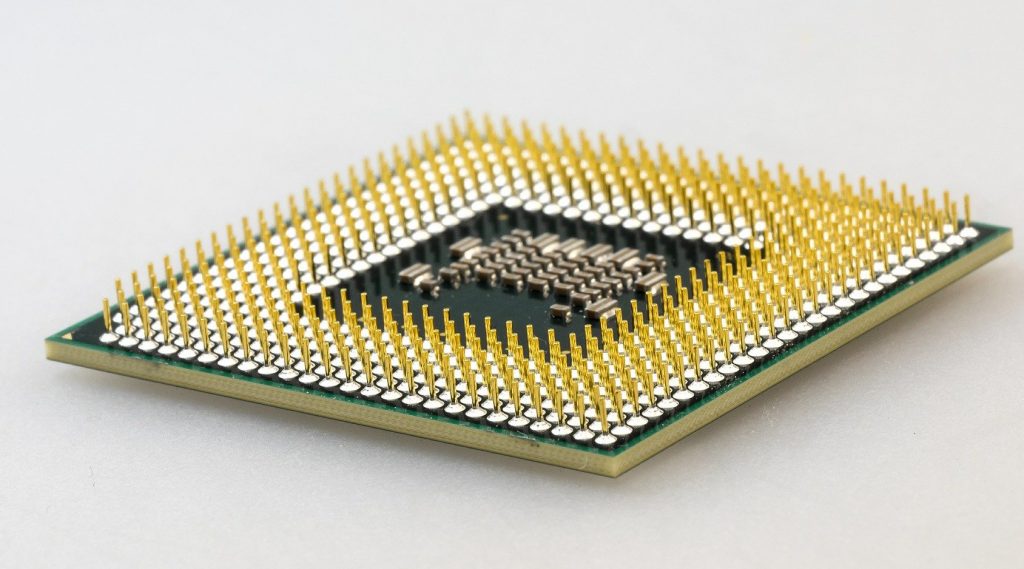 So sieht die Rückseite einer CPU aus. Wenn auch nur ein einziger Pin beschädigt oder gebrochen ist, kann das den Tod des Prozessors bedeuten.
