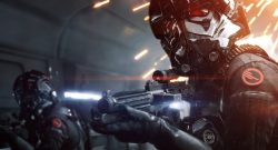 EA killt angeblich das 3. neue Spiel zu Star Wars, hat noch 2 in Entwicklung Es gibt einen neuen Bericht zu Electronic Arts. Die sollen mit Viking jetzt angeblich das 3. Spiel zur Marke Star Wars noch in der Entwicklung gestoppt haben, das war ein Ableger von Star Wars: Battlefront. Viking sollte im Herbst 2020 erscheinen. Es ist das 3. Star-Wars-Spiel, das noch in Entwicklung eingestellt wurde. Woher stammt die Information? Die US-Seite Kotaku berichtet, sie hätte mit 6 Personen gesprochen, die Informationen über die inneren Angelegenheit von EA haben. Allerdings bleiben die Personen anonym, weil sie keine Erlaubnis haben mit der Presse über die eingestellten Projekte zu richten. Viking sollte Spinoff zu Star Wars Battlefront werden Welches Spiel ist da gestorben? Das Spiel hieß „Viking“ und war ein Spin-off von Star Wars: Battlefont mit Elementen einer Open World. Es sollte von EA Vancouver zusammen mit Criterion entwickelt werden, die sitzen in London und sind für Racing-Games bekannt. Für EA war es wichtig, dass das Spiel noch Ende 2020 kommt, rechtzeitig zum Weihnachtsgeschäft und dem Release der Next-Gen. EA Vancouver habe mit der Arbeit an Viking begonnen, dann kam Criterion dazu und das führte zu Problemen. Denn über Kontinente hinweg zu arbeiten, sei logistisch schwierig. Außerdem würden „viele Köche den Brei verderben.“ Viking sollte eigentlich noch bis zum Herbst 2020 fertig werden, damit EA was für das Finanzjahr hat und ein Star-Wars-Spiel, das sie zum Launch von PS5 und XBox Series X herausbringen können. Als sich abzeichnete, dass Viking später kommen würde, hätte EA das Projekt eingestellt. Schon vor einem Jahr, in der 1. Jahreshälfte 2019, sei Viking gestorben. Ragtag – Orca – Viking war die Folge Welche Spiele sind noch gestorben? Ragtag starb bereits 2017 mit dem Studio Visceral Games. Das sollte eine Art „Uncharted“ im Star-Wars-Universum werden. Amy Hennig sollte das entwickelt. Ragtag sollte durch ein neues Star-Wars-Projekt ersetzt werden: Orca war als Open-World-Spiel gedacht, das von EA Vancover entwickelt wurde. Spieler sollten als Kopfgeldjäger oder Schurke zu verschiedenen Welten reisen. Doch das Spiel wurde schon früh eingestellt. Ironischerweise wurde Orca eingestellt, damit EA Vancouver an Viking arbeiten kann, das nun auch eingestellt wurde. Welche 2 Star-Wars-Spiele entwickelt EA noch? Laut Kotaku arbeitet EA an einer Fortsetzung von Jedi Fallen Order, das macht Respawn. Dazu soll ein zweites, ungewöhnlicheres Projekt in Montreal, Kanada, entstehen.