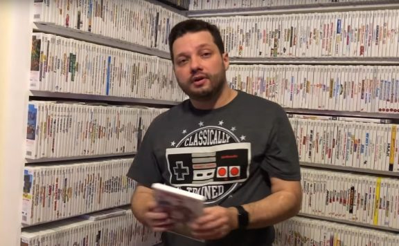 Titelbild Größte Spielesammlung der Welt, Sammler vor Spielen