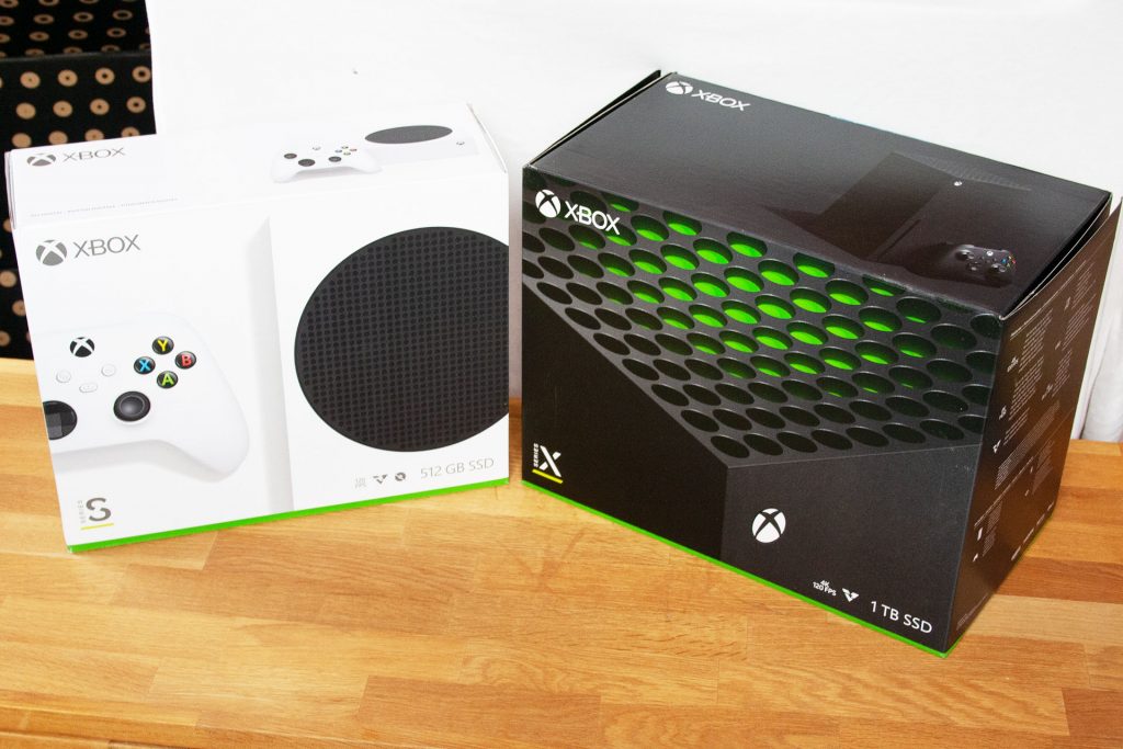 Xbox-Series-X-Series-S-Kartons-nebeneinander