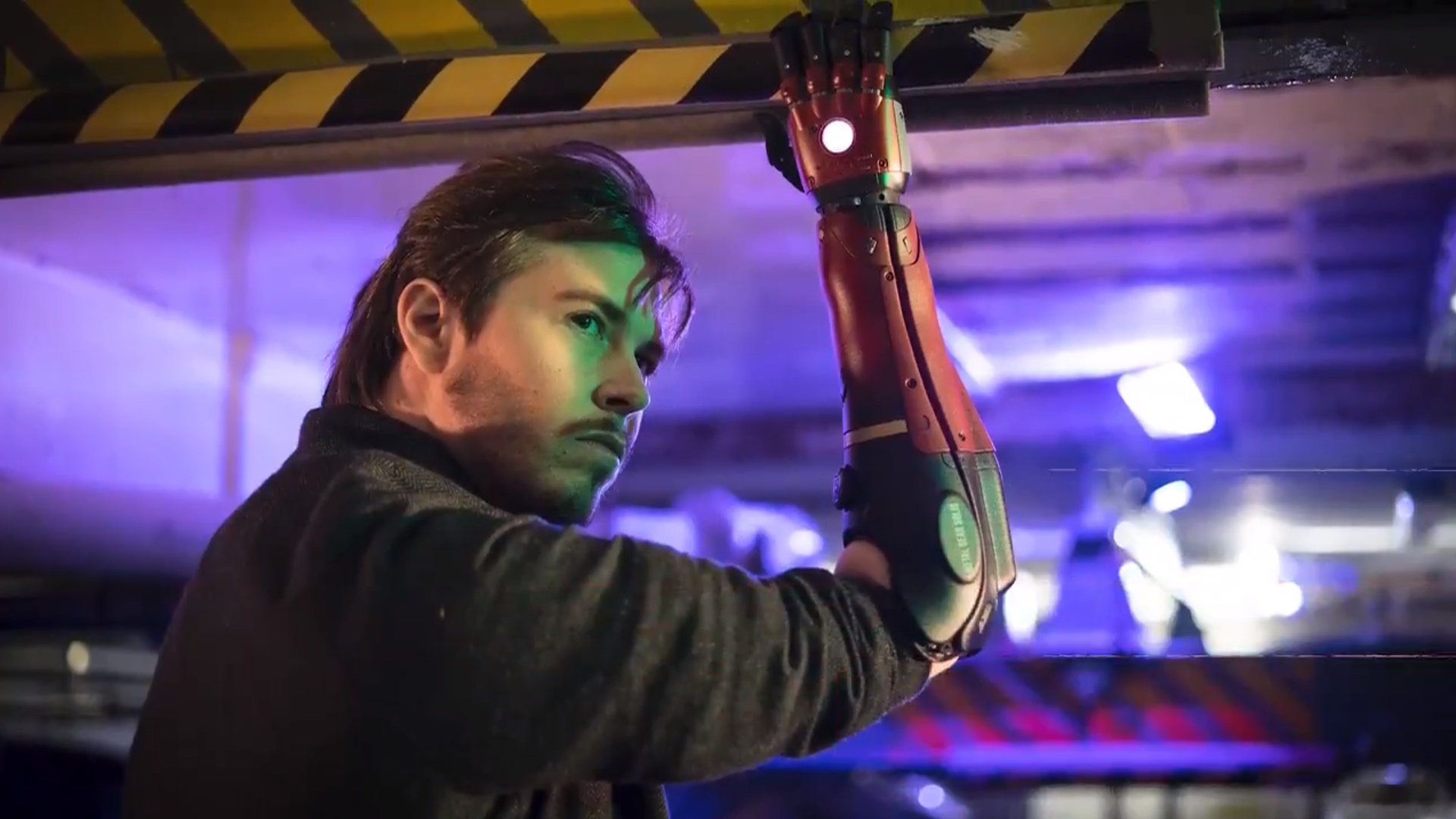 Mann mit nur einer Hand bekommt coolen Robo-Arm wie in Metal Gear Solid