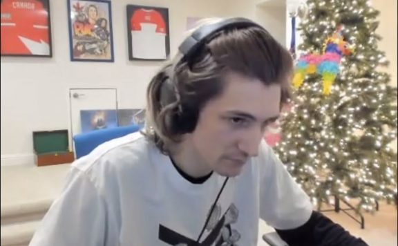 twitch-xqc-konzentriert