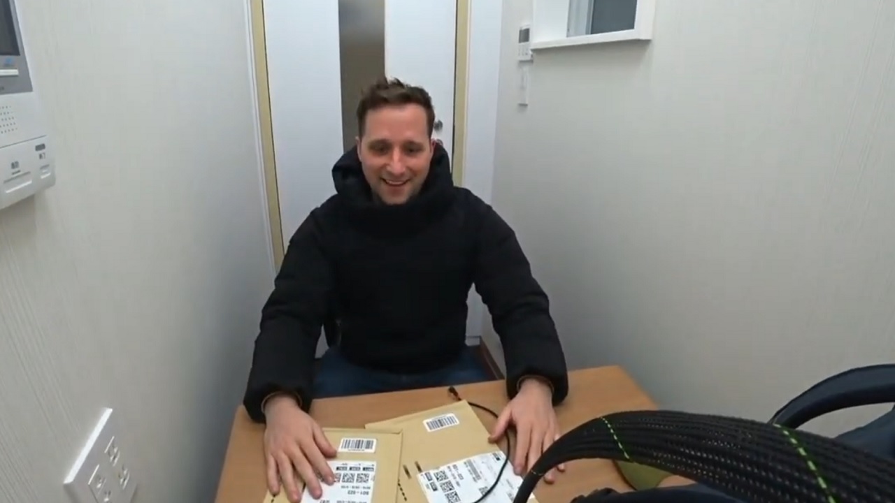 Twitch-Streamer zeigt sein lächerlich kleines Büro für 6.000 $ im Jahr