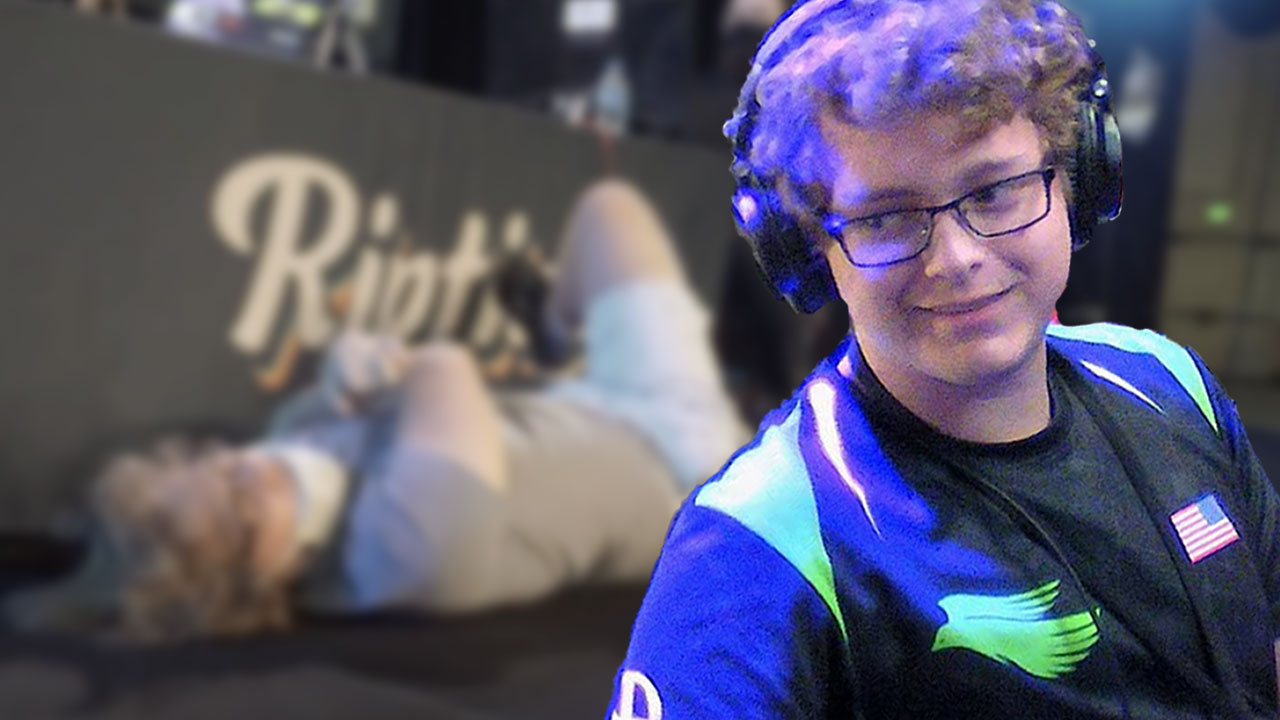 E-Sport-Profi feiert Turniersieg zu hart, kugelt seinen Arm auf der Bühne aus