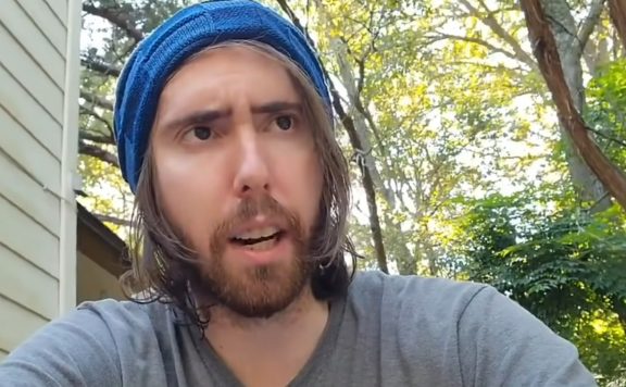 Asmongold in Front of House titel title 1280x720