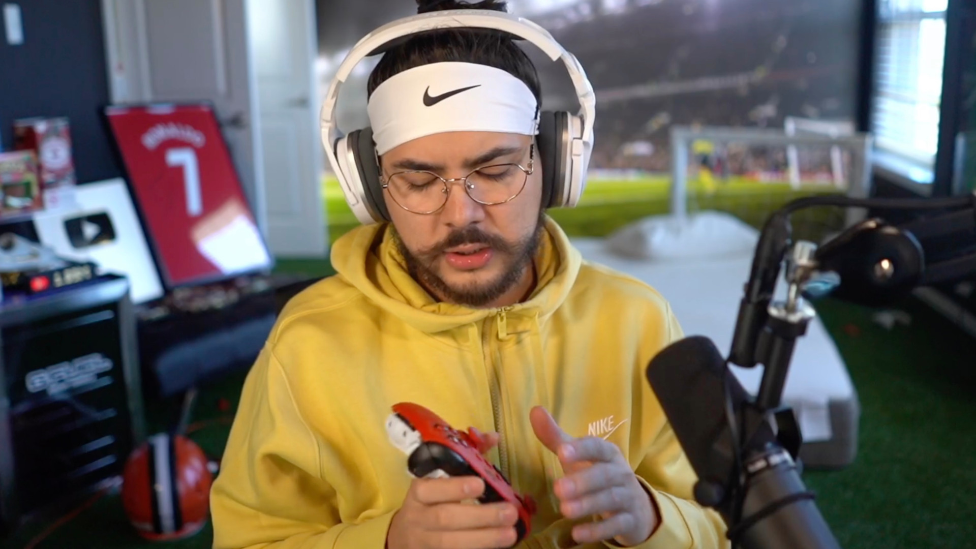 Nach Niederlage in FIFA 22: Berühmter YouTuber zerstört seinen Controller brutal