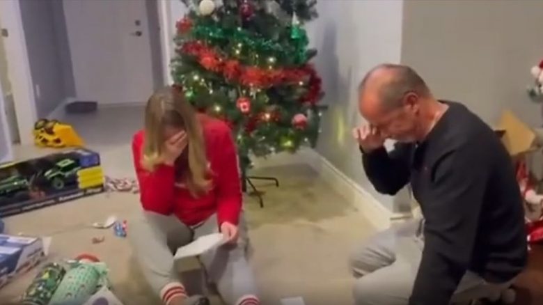Twitch-Streamer beschenkt Eltern zu Weihnachten und bringt sie zum weinen