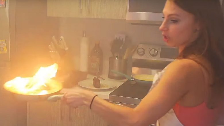 Twitch-Streamerin rennt wild mit brennender Pfanne umher – Fackelt fast ihre Küche ab