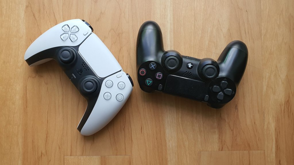 PS4 DualShock Controller und PS4 DualSense Controller nebeneinander