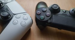 Titelbild PS4 Dualshock und PS5 Dualsense Controller nebeneinander