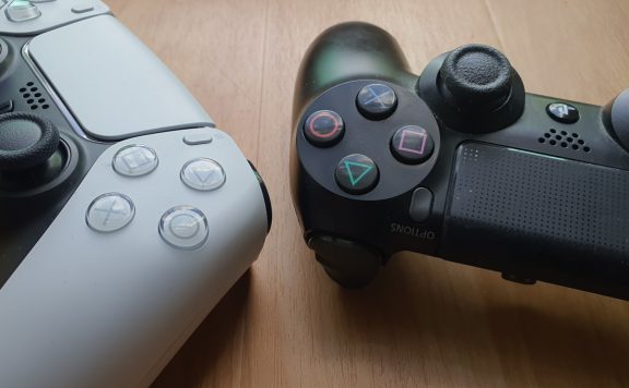 Titelbild PS4 Dualshock und PS5 Dualsense Controller nebeneinander