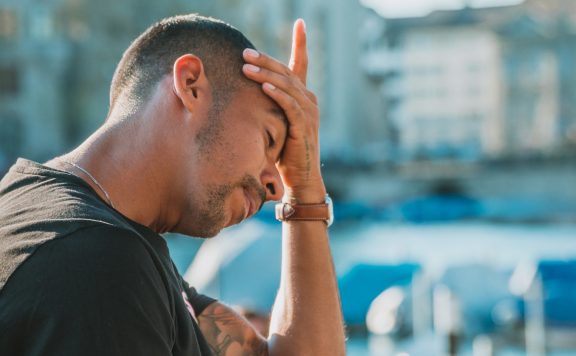 Titelbild Scalper Trauriger Mann