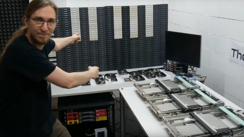 Ein kreativer User hat hunderte, wertlose Diskettenlaufwerke gekauft und macht jetzt damit Musik