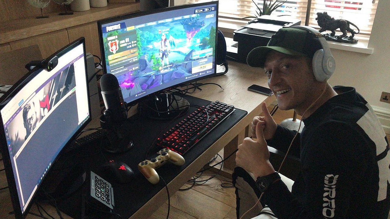 Mesut Özil denkt angeblich darüber nach, E-Sport-Profi in Fortnite zu werden – Aber ist er dafür nicht 15 Jahre zu alt?