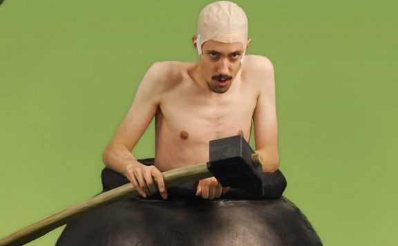 youtuber und twitch-streamer handofblood halbnackt im kessel mit gummihammer_header