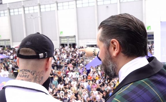 Montanablack Twitch Gamescom Titel vor Massen mit Moderator