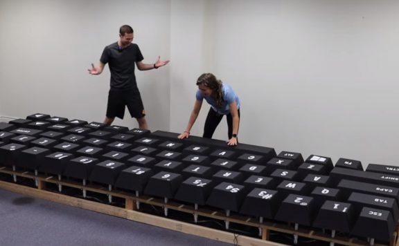 Titelbild grosse Tastatur YouTuber