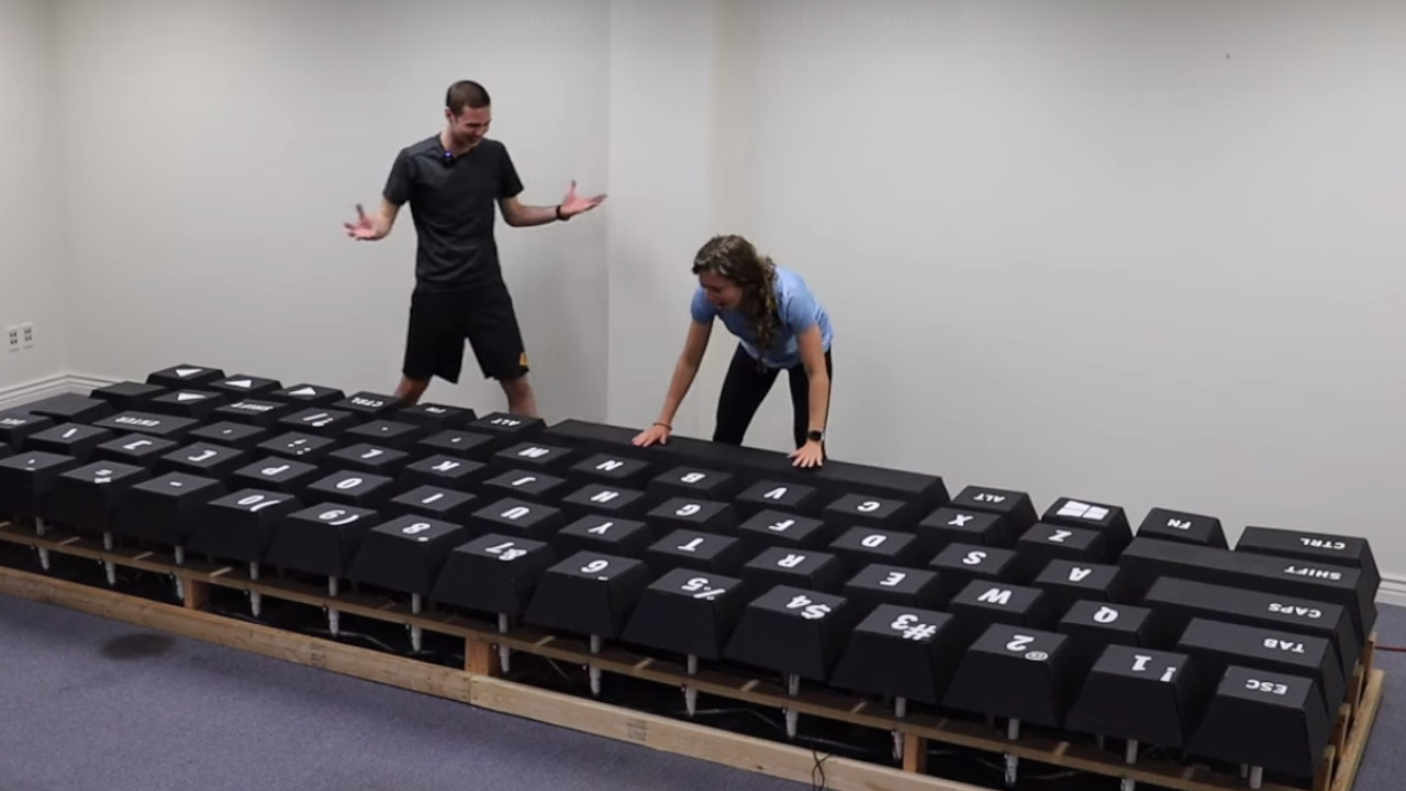 YouTuber bauen größte, funktionierende Tastatur der Welt – Soll euch 97 % langsamer beim Zocken machen