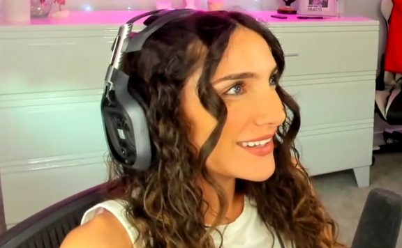 Nadia Amine lächelnd