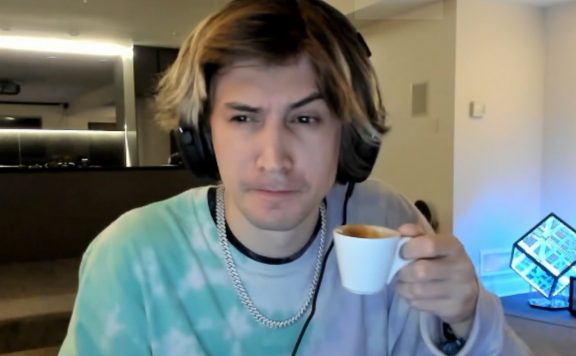 xQc trinkt mit erhobener Augenbraue aus einer Tasse
