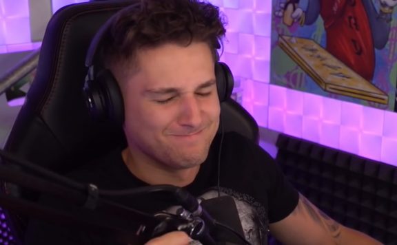 Orangemorange kneift Augen zusammen