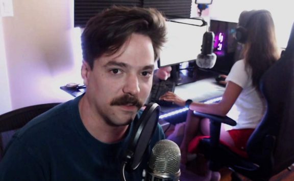 Titel Streamer officialglockoma brüllt seine Frau in Apex Legends an