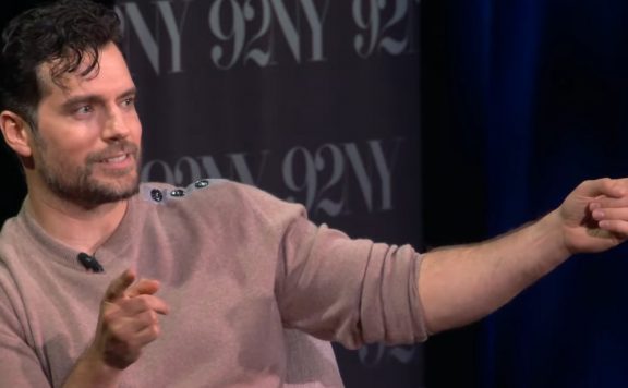 Henry Cavill zeigt auf Zuschauer