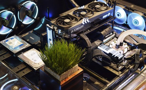 Titelbild Gaming-PC aus Glas Wutausbruch