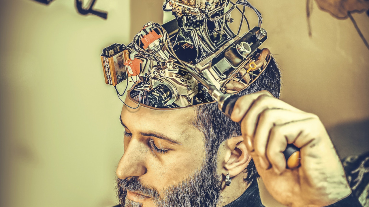 Mann kann sich durch Krankheit kaum noch bewegen – Chip im Hirn ermöglicht ihm Zocken und Arbeiten