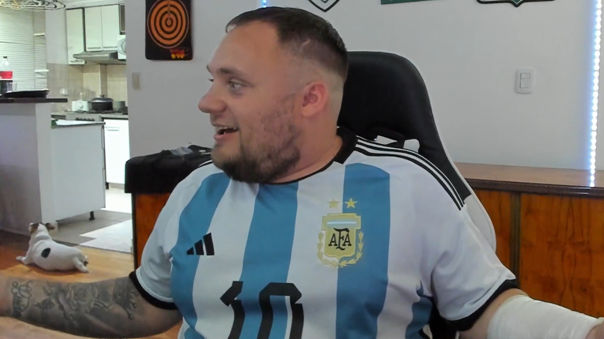 Twitch-Streamer feiert WM-Sieg zu hart – Rennt durch eine Scheibe und schlitzt sich den Arm auf