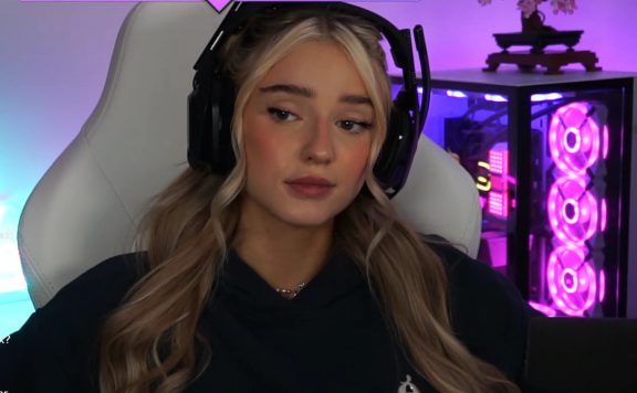 HoneyPuu vor ihrem Streaming-Setup