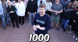 MrBeast vor einer Gruppe sehbehinderter Menschen