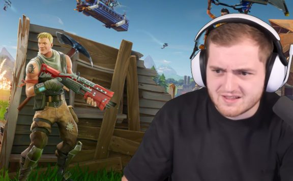 Trymacs sieht ziemlich verwirrt aus, im Hintergrund ist Fortnite zu sehen.