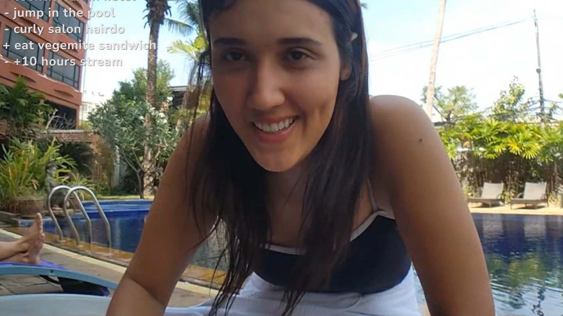 Twitch-Streamerin filmt sich am Pool ihres Hotels, wird beschimpft und verfolgt