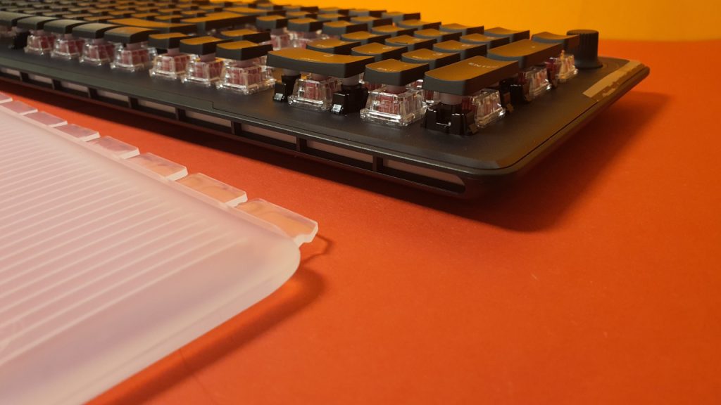 Roccat Vulcan II Max Handballenauflage Befestigung