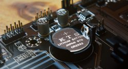 Titelbild Mainboard und Knopfzelle CMOS-Batterie
