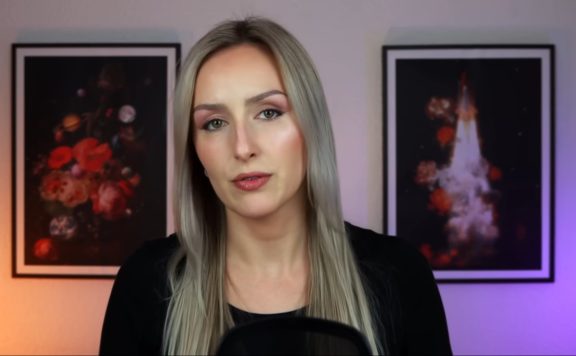 Alicia Joe mit zur Seite gelegtem Kopf