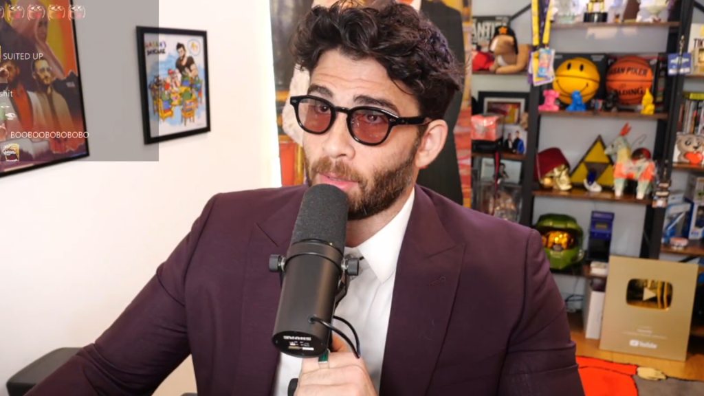 HasanAbi mit Sonnenbrille und erhobene Augenbrauen