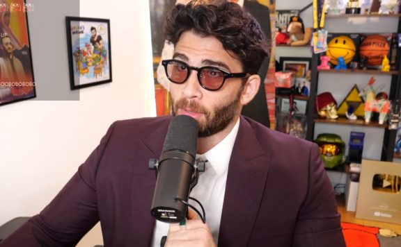 HasanAbi mit Sonnenbrille und erhobene Augenbrauen