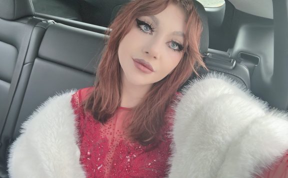 JustAMinx im Abendkleid vor den Streamer Awards