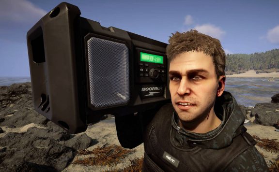 Sons of the Forest Kelvin trägt Radio