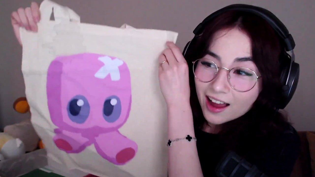 Twitch: Riot schenkt Streamerin zu Valorant ein „Cozy-Care-Paket“, damit sie sich trotz schwerer Erkrankung wohlfühlt